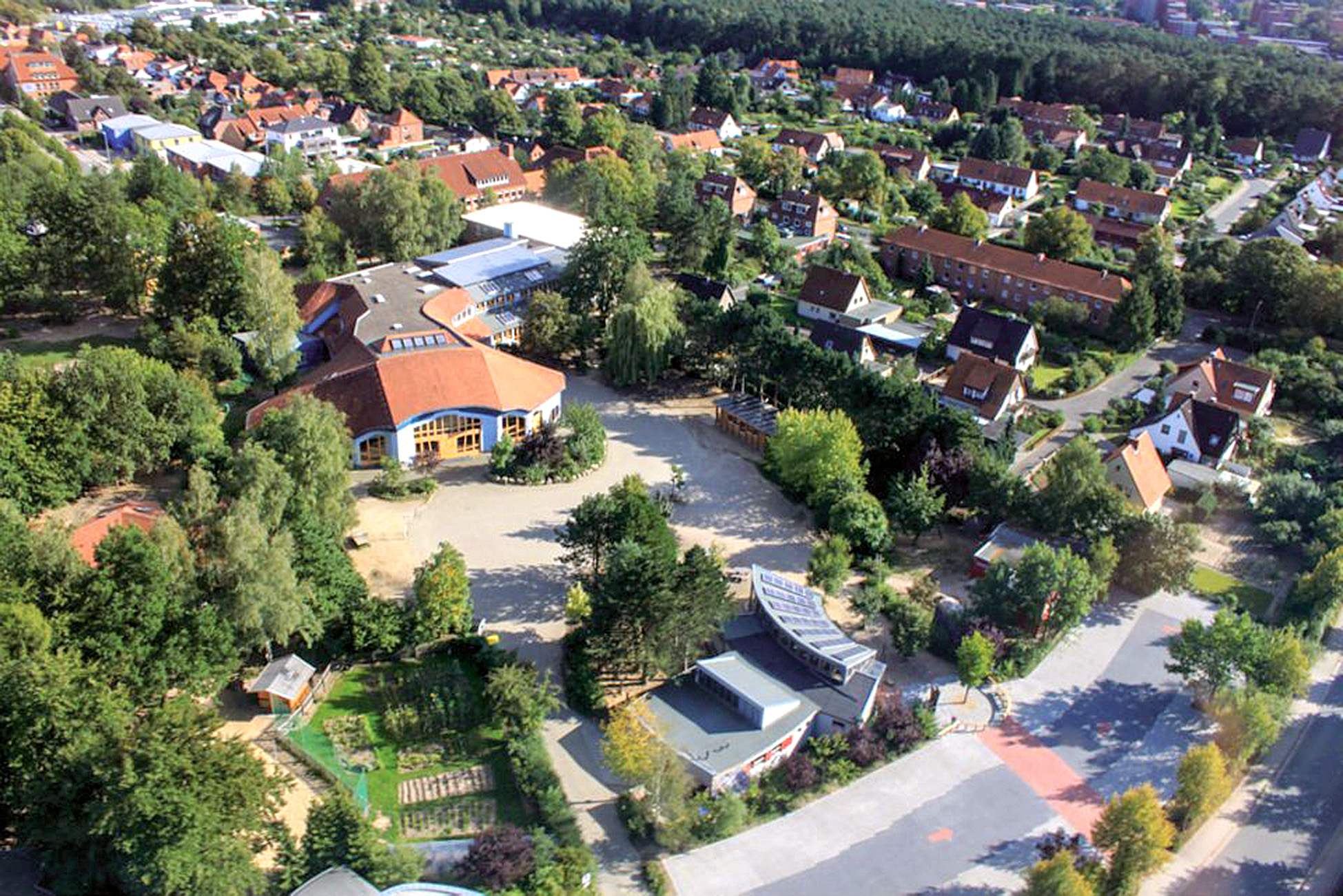 Luftaufnahme des 1997 fertiggestellten Hauptgebäudes