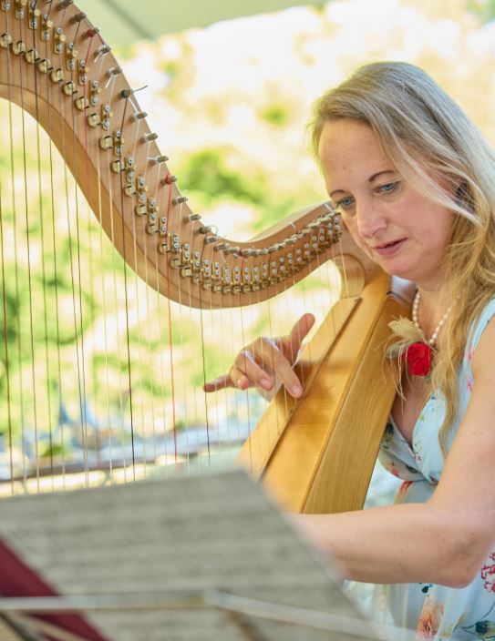 Katharina Mueller an der Harfe