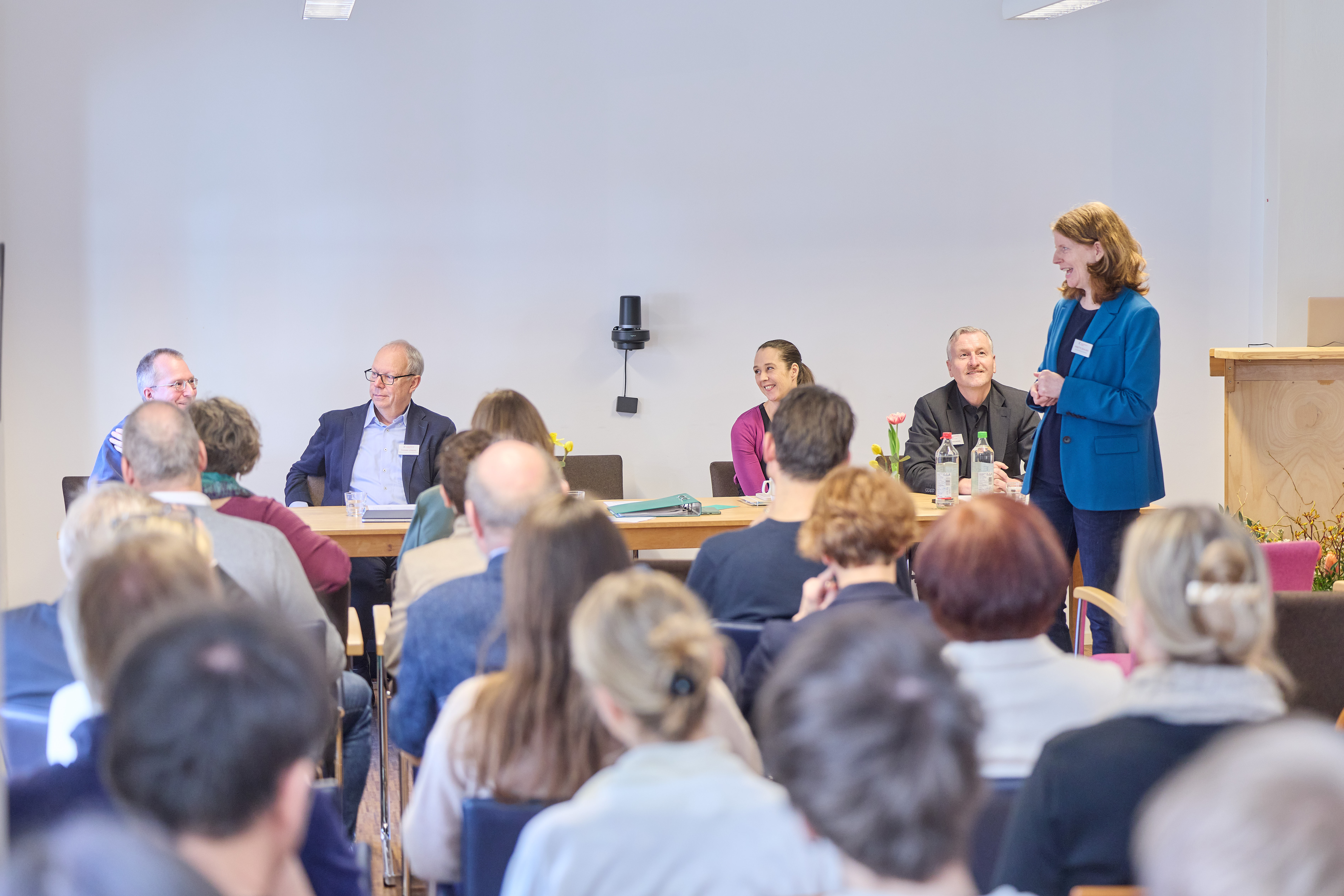 Annette Bohland im blauer Blazer rechts begrüsste die Gäste