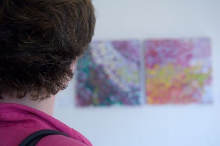 Eine Frau schaut auf ein Kunstwerk