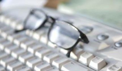 Tastatur mit einer Lesebrille 