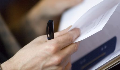 Hand und Notizheft 