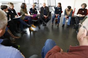 Gaeste im Kreis sitzend zur Beiratssitzung
