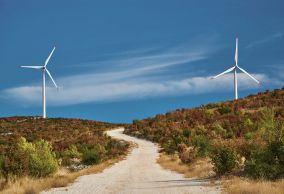 Zwei Windraeder in der Landschaft