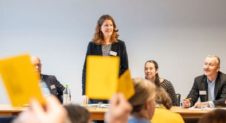 Annette Bohland in Aktion; sie begruesst die Anwesenden