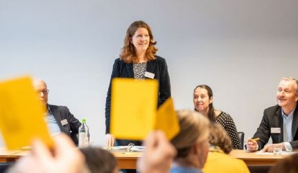 Annette Bohland in Aktion; sie begruesst die Anwesenden