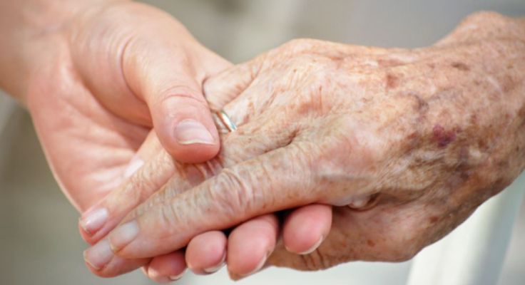 Helfende Hand wird gereicht