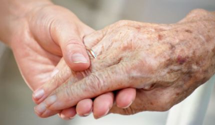 Helfende Hand wird gereicht