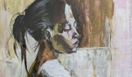 Seitenansicht Dame Kunstaustellung 40 Blickwinkel