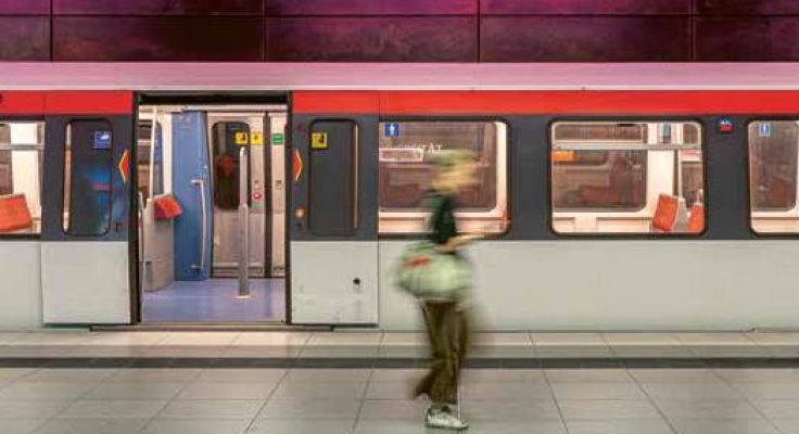 Zugabteil mit offener Tuer