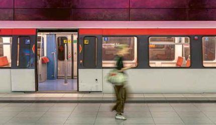 Zugabteil mit offener Tuer