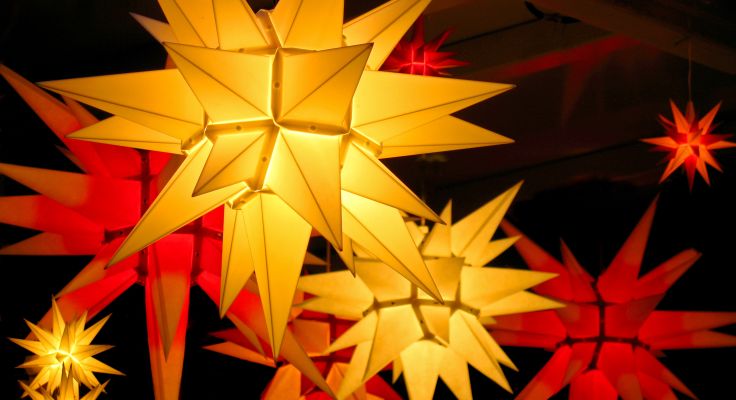 Mehrere rot und gelb leuchtende Herrnhutersterne