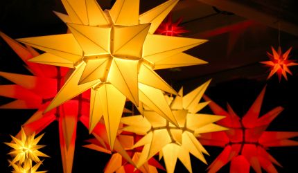 Mehrere rot und gelb leuchtende Herrnhutersterne