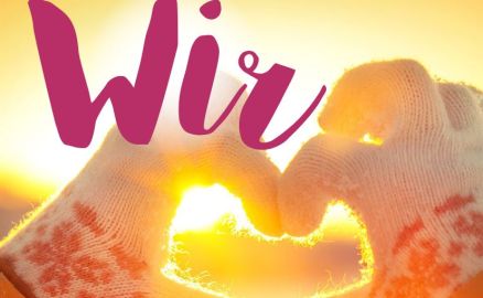 Titelblatt Wir 72 - Haende in winterlichen Handschuhen formen ein Herz