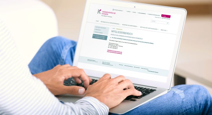 Eine Person sitzt vor geöffnetem Laptop mit Bildschirmanzeige des Mitgliederbereichs der Hannoverschen Kassen